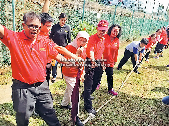 SEDIA: Nancy meniup wisel bagi menandakan bermulanya pertandingan tarik tali sempena acara penutupan Hari Aerobikton di SK Sg Stutong, semalam. Turut kelihatan, Guru Besar SK Sg Stutong Anai Johari (dua kanan), Penolong Kanan I Theresa Panyub (kanan) dan Yang Dipertua PIBG Md Sani Hasan (kiri).