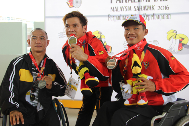 Jemary (centre) poses with his medal after the presentation ceremony. He is flanked by Zul Amirul and Muhd Nur (right).