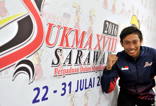 Melaka sprinter Khairul Hafiz crowned Best Sportsman for the 18th Sukma at Sarawak Stadium. — Bernama photo