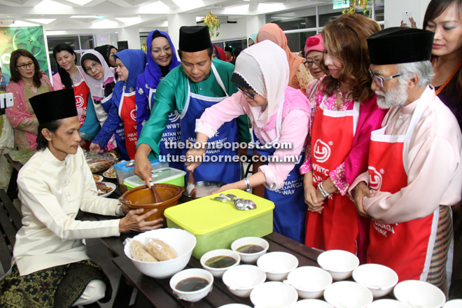 Fatimah demonstrates how to make linut with help from Dr Abdul Rahman and Mohammad Razi (seated). Looking on from front right are her husband Datu Adi Badiozaman Tuah, Zaiton and Noriah. — Photo by Chimon Upon