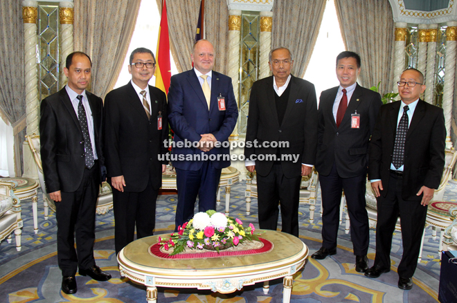 Adenan (third right) with Power (third left), Wee (second right) and other Kuwait Finance House (Malaysia) delegates during the courtesy call. 