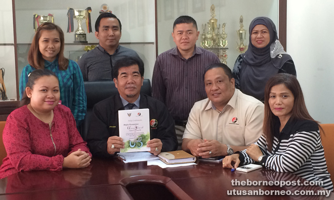 Ipoi (seated, second left) with his staff members at the press conference.