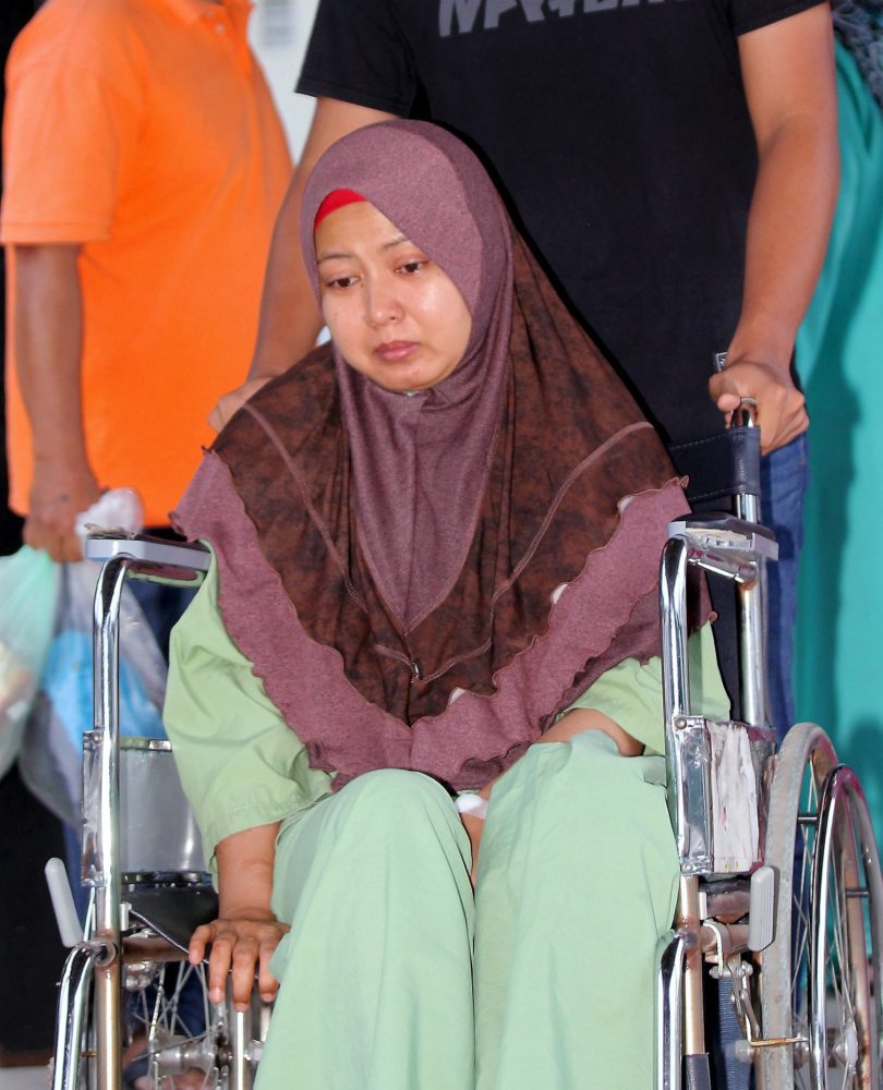KUANTAN, 25 Sept -- DIRUNDUNG PILU ... Siti Suhaiza Seman,38 kelihatan sebak selepas kematian suami, Izwan Isa,39 dan anak perempuannya Siti Zulaikha Izwan,4 dalam kemalangan akibat dirempuh kenderaan jenis Kart yang dipercayai terbabas ketika Perlumbaan Automatif dan Inovasi Pendidikan (EIMARACE) 2016 di Jalan Kompleks Sukan Pahang, SUKPA di Indera Mahkota hari ini. --fotoBERNAMA (2016) HAK CIPTA TERPELIHARA