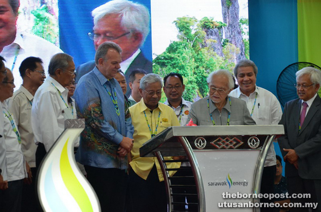 Taib signs the plaque to mark the official opening of the Murum HEP. 
