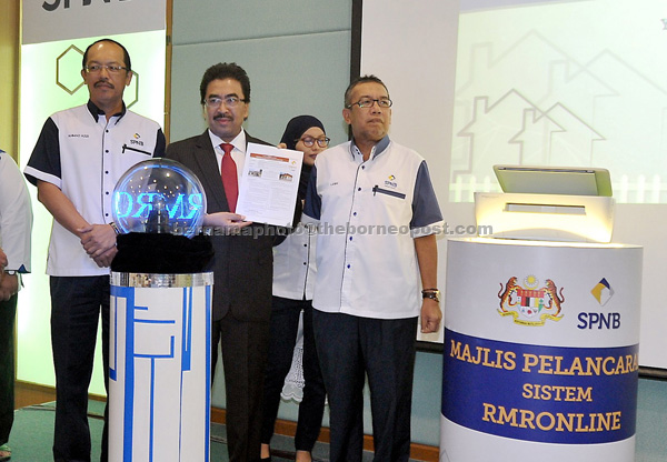 Johari (seond left) launching  ‘Rumah Mesra Rakyat’ (RMR) Online system for the ‘Rumah Mesra Rakyat 1Malaysia’(RMR1M) programme. — Bernama photo