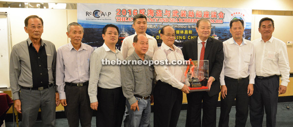 Yong presents a memento to Ling (third right) after the opening ceremony. 