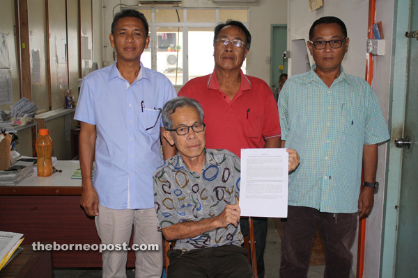 Jeffery (seated) with (from left) PTGNA publicity chief Maringai Jingga, treasurer Wilfred Nyawai and vice-chairman Galau Barandie.