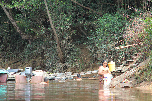 Residents along River Binyo are still using the river for bathing and washing. 
