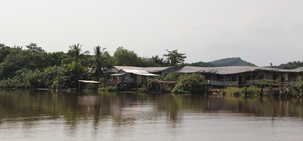 There are still traditional longhouses along River Binyo.