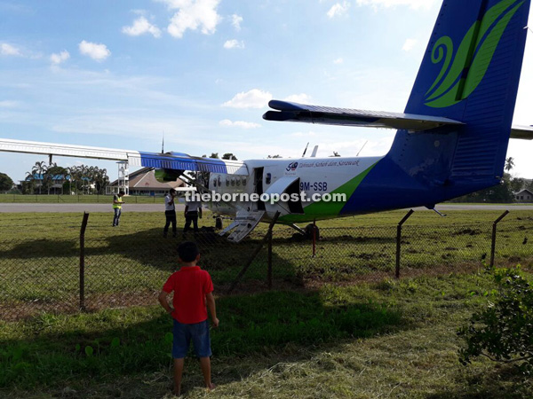 The Twin Otter ends up on a grassy verge next to the fence at Marudi Airport yesterday. — Photo courtesy of See Hua Daily News Marudi.