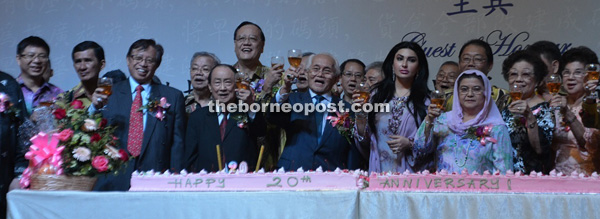 Taib and Ragad with (front row, from left) Abang Johari, Sim and  others proposing a toast in conjunction with the 20th anniversary of Kuching Old Market Community Association at Waterfront Hotel, Kuching. — Photo Jeffery Mostapa