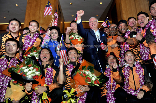 Najib and Rosmah join the national athletes at Bunga Raya Complex, KLIA in Sepang in celebrating their achievements in the Olympic Games in Rio de Janeiro. — Bernama photo