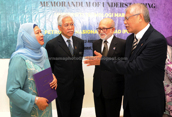 Idris (second left) with (from left) Raiha, chairman of UiTM board of directors Tan Sri Ir Dr Ahmad Zaidee Laidin and Hassan discussing a point. – Bernama photo