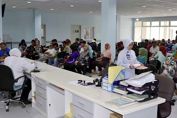 Patients await their turn to receive treatment at Tawau Health Clinic Type 2 in Jalan Datuk Chong Thien Vun, Sin Onn. — Bernama file photo