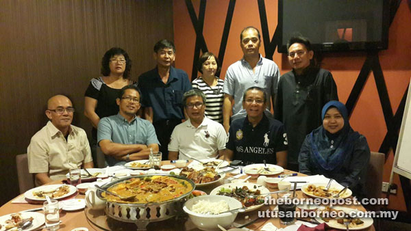 Dr Annuar (seated centre) with Azmi (second right) and the organising committee members.