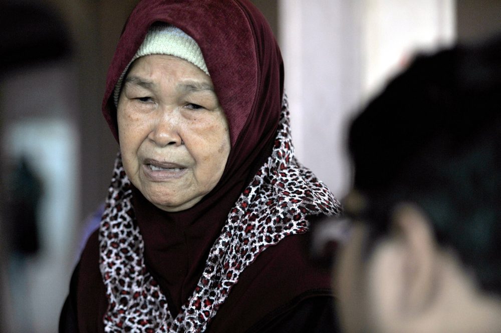 KOTA SAMARAHAN, 4 Okt -- PAHIT ... Jeriah Suhaili, 64, sedih mengenangkan anak sulungnya yang hilang dipercayai dibaham buaya ketika memeriksa pukat di Sungai Tuang, Kampung Pinang pada 16 September lalu. --fotoBERNAMA (2016) HAK CIPTA TERPELIHARA