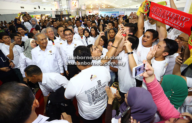 TERUJA: Ketibaan Adenan dan isteri, Datin Patinggi Datuk Amar Jamilah Anu disambut meriah oleh anak-anak Sarawak yang menghadiri ‘Program Lan Berambeh Anak Sarawak 2-16’ di Kuala Lumpur, semalam.