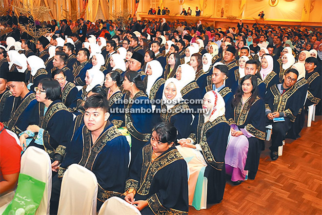 TAMAT PENGAJIAN: Sebahagian daripada 270 graduan kolej komuniti yang menerima sijil masing-masing pada Majlis Konvokesyen di DUN Lama di Kuching semalam.  