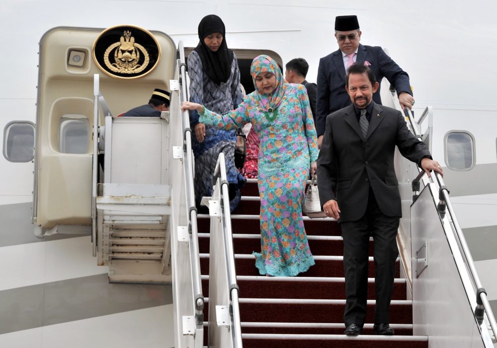 SUBANG, 3 Okt -- Sultan Brunei Sultan Hassanal Bolkiah dan Paduka Seri Baginda Raja Isteri Pengiran Anak Hajah Saleha (dua,kiri) selamat tiba di Pangkalan Tentera Udara Subang sempena lawatan kerja tiga hari bermula hari ini. --fotoBERNAMA (2016) HAK CIPTA TERPELIHARA