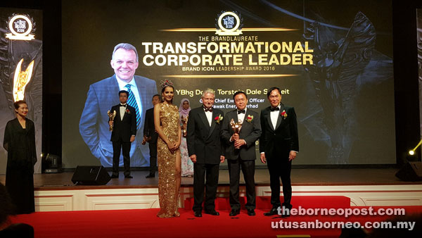 Lau Kim Swee, CEO of Sesco receiving the ‘Most Sustainable Brand’ award on behalf of Datuk Torstein Dale Sjotveit from Chairman of the Asia Pacific Brands Foundation Tan Sri Rainer Althoff (second left) and President of the BrandLaureate Dr KK Johan (right) at the The BrandLaureate Awards. 