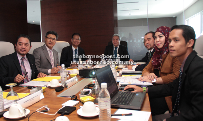 Awang Tengah (centre) chairing the STIDC board of management meeting in Miri.