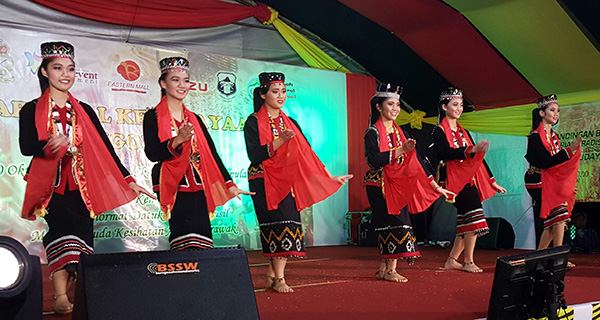 The Creative Art Club of SMK Siburan performing the Sigar Pinyambut dance.