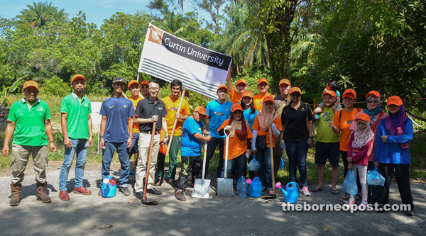 Curtin staff and student volunteers with SFC staff in a photocall during the launching of BBtRF project on Sept 11. 