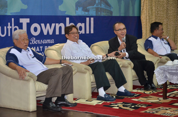 Abang Johari (second left) in jovial mood meeting the youths together with (from right) Abdul Karim, Jeniri and Manyin.