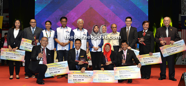 The award recipients and others in a photocall with Manyin standing at fifth left. 