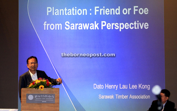 Lau delivering his paper on ‘Plantation: Friend or Foe, from Sarawak Perspective’.