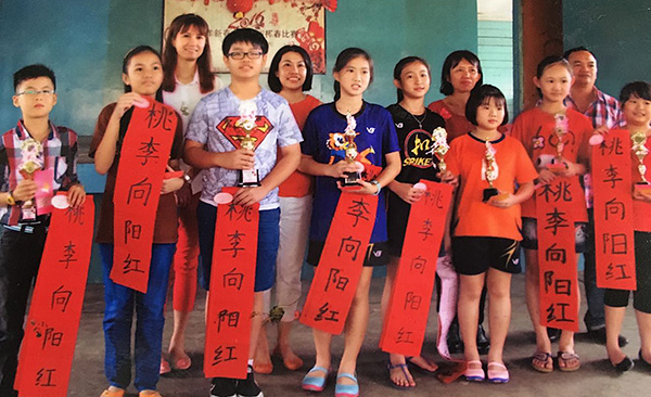 Gao Yi (fourth left) taking part in calligraphy writing with his schoolmates.