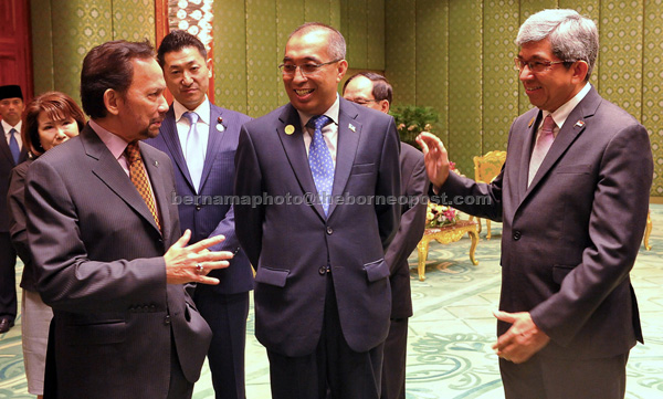 Sultan of Brunei Sultan Hassanal Bolkiah (left) discussing with Minister of Communication and Multimedia Datuk Seri Dr Salleh Keruak (centre) and Singapore Communication and Information Minister Dr Yaakob Ibrahim (right) during the Asean 16th Communication and Information Technology Ministers Meeting in Bandar Seri Begawan. — Bernama photo