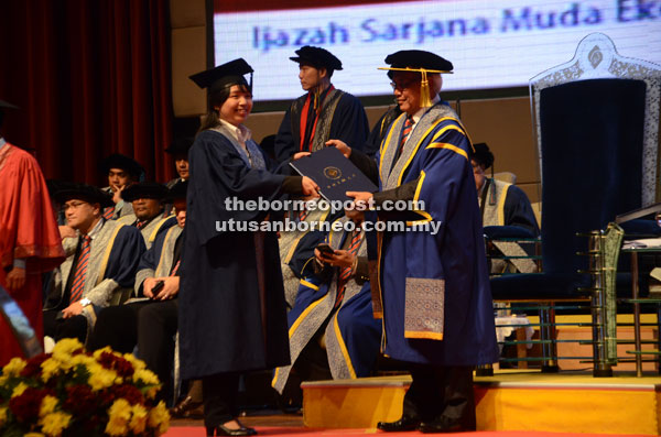 Jabu presents a Faculty of Economics and Business Studies graduate with her degree.