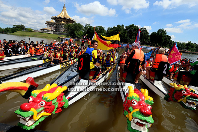 BERSAING: Sebanyak 26 pasukan dari 10 buah negara memulakan saingan lumba bot naga di Tebingan Kuching sehingga hari ini. 