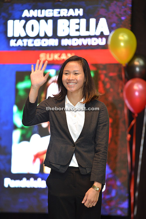 Pandelela waves during the ceremony.