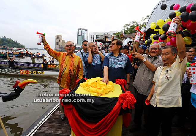 LANCAR: Abang Johari menyempurnakan simbolik pelancaran Regata Sarawak, semalam. Turut kelihatan (dari kanan) Naroden, Jabu, Shukarmin dan Sikie.