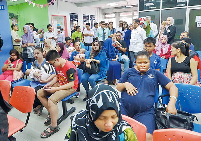 SUASANA SESAK: Suasana Klinik Kesihatan Puchong yang sesak ketika menerima lawatan S. Subramaniam (berdiri,dua kanan) di Puchong, semalam — Gambar Bernama