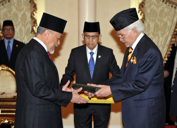 Taib presents the appointment letter to Asfia. – Bernama photo