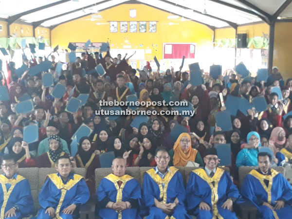 Julaihi (third right) flanked by Samsul on his left and Hasbi together with other senior staff and students.