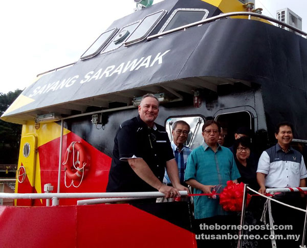 Abang Johari (centre) cuts the ribbon to mark the relaunch of Sayang Sarawak at Kuching Waterfront, witnessed by Van Piggelen (left), Ministry of Tourism, Arts and Culture permanent secretary Datu Ik Pahon Joyik (right) and others.