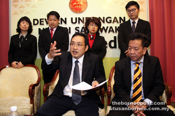 Yong (standing, second right) at a press conference on the suspension of Kota Sentosa assemblyman Chong Chieng Jen (seated, left) by the Assembly. With them are fellow elected representatives David Wong of Pelawan on Chong’s left, as well as (standing, from left) Irene Mary Chang of Bukit Assek, Ting Tiong Choon of Pujut and Wong King Wei of Padungan.