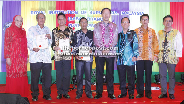 Teo (fourth right) presented the 'RISM Sabah Excellence Award' to Safar (fourth left), Yen (second left) and Chua (third left) at the dinner. On left is Wan Maimun, Chong on third right and Moh on second right.