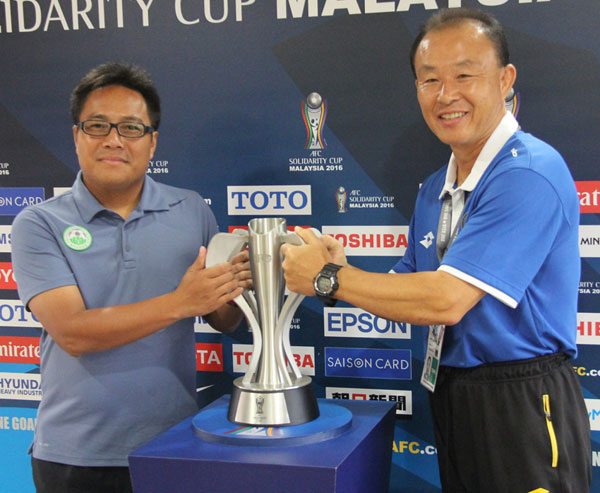 Brunei coach Kwon (right) and Tam posing with the trophy after the press conference.