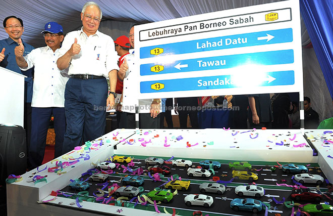 TERBAIK: Najib diiringi Musa Aman pada majlis pelancaran Lebuhraya Pan Borneo Sabah Jalan Pintas Lahad Datu di Sekolah Menengah Kebangsaan Sepagaya semalam. — Gambar Bernama
