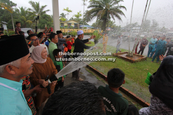 RASMI: Nancy menyempurnakan simbolik perasmian Program Berkhatan Beramai-Ramai Peringkat Gedong 2016, baru-baru ini.