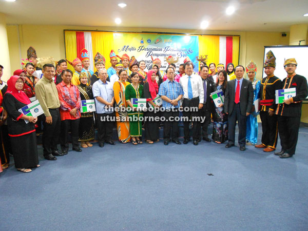 Wences with 40 participants of the first Sabah Cultural Board dance workshop. 