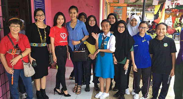 Francisca with special needs students of SMK Muara Tuang. The Borneo Pageantry team distributed more than 30 bags of goodies to the children.