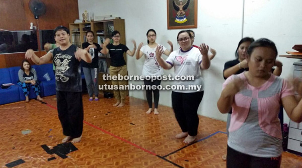 KHAZANAH: Peserta ASADIA mempelajari tarian Birejang Beuh bersama Ozie (depan).  