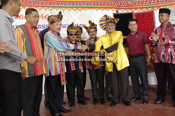 Hajiji presenting Shamsuddin (third right) with the presidential post appointment certificate. 