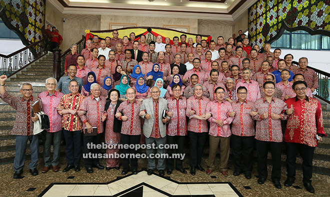 TERUS KUKUH: Abang Johari bersama Datuk Patinggi Tan Sri Alfred Jabu, Uggah, Datuk Amar Awang Tengah Ali Hasan dan pemimpin-pemimpin kanan PBB merakam kenangan selepas mesyuarat MKT PBB, semalam.